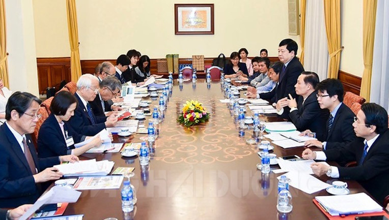 Provincial People's Committee Chairman Nguyen Duong Thai works with Hyogo Governor
